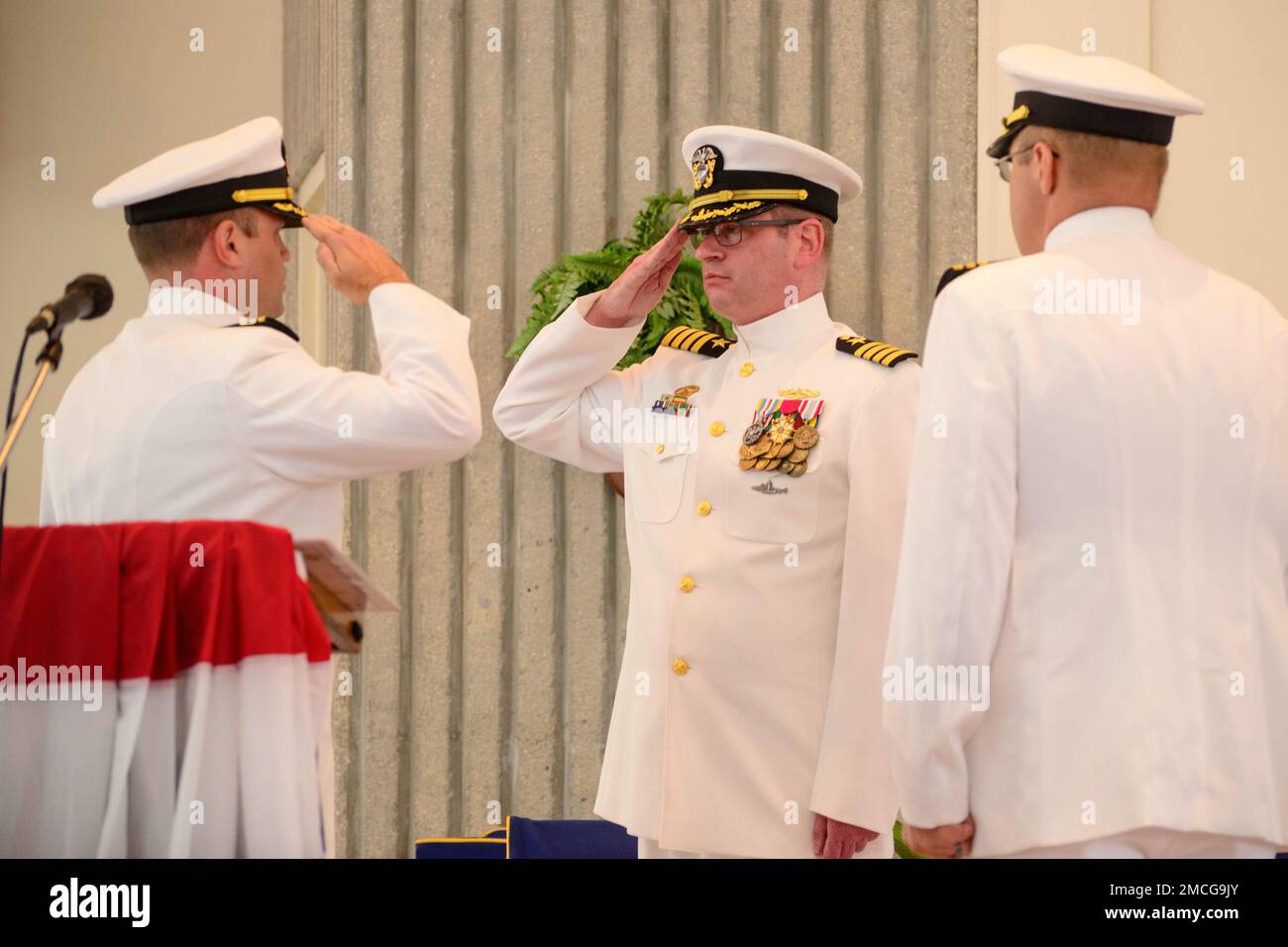 KINGS BAY, Géorgie (1 juillet 2022) Cmdr. Michael Graham (à gauche), commandant entrant du sous-marin de missiles balistiques de classe Ohio USS Maryland (SSBN 738) (Bleu), salue le capitaine John cage, commodore de l'escadron sous-marin 20, tout en déclarant qu'il a soulagé Cmdr. Darrell Brown de ses fonctions lors d'une cérémonie de passation de commandement tenue à la chapelle à bord de la base sous-marine navale de Kings Bay, en Géorgie. ÉTATS-UNIS Photo de la marine par Ashley Berumen, spécialiste en communication de masse (sortie) Banque D'Images