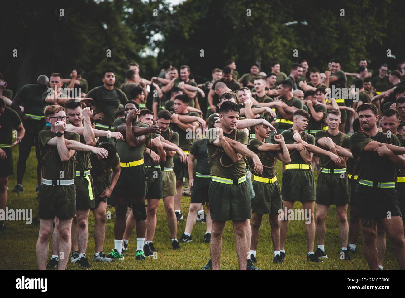 ÉTATS-UNIS Les Marines et les marins du combat Logistics Regiment (CLR) 27 s'étirent avant un entraînement physique d'unité au camp Lejeune, en Caroline du Nord, en 1 juillet 2022. Le CLR-27 a effectué une course d'unité pour améliorer le moral et la cohésion de l'unité avant le week-end des fêtes du jour de l'indépendance. Banque D'Images