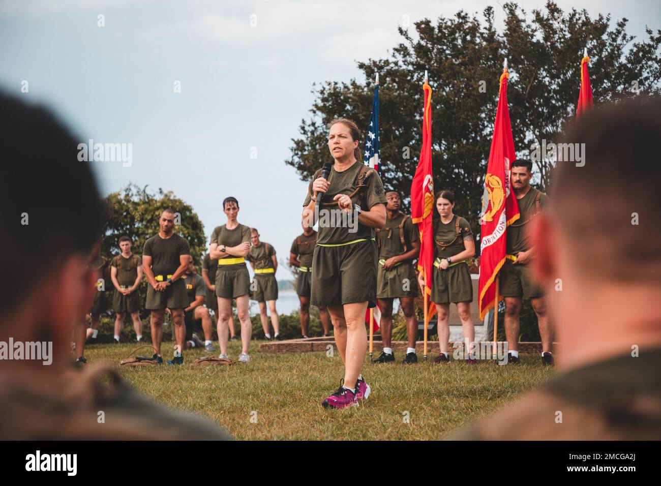 ÉTATS-UNIS Le colonel Lauren S. Edwards du corps maritime, commandant du Régiment de logistique de combat (CLR) 27, fait des remarques à la suite d'un entraînement physique d'unité au camp Lejeune, en Caroline du Nord, en 1 juillet 2022. Le CLR-27 a effectué une course d'unité pour améliorer le moral et la cohésion de l'unité avant le week-end des fêtes du jour de l'indépendance. Banque D'Images