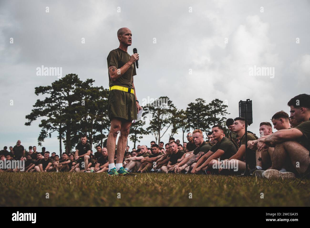 ÉTATS-UNIS Le sergent du corps maritime, le major Patrick E. Fay, sergent-major régimentaire du régiment de logistique de combat (CLR) 27, prononce un discours après l'entraînement physique de l'unité au camp Lejeune, en Caroline du Nord, en 1 juillet 2022. Le CLR-27 a effectué une course d'unité pour améliorer le moral et la cohésion de l'unité avant le week-end des fêtes du jour de l'indépendance. Banque D'Images