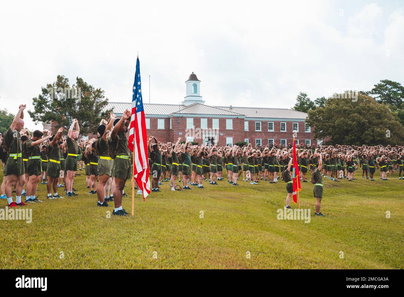 ÉTATS-UNIS Marines et marins du combat Logistics Regiment (CLR) 27 participent à un entraînement physique d'unité au camp Lejeune, en Caroline du Nord, en 1 juillet 2022. Le CLR-27 a effectué une course d'unité pour améliorer le moral et la cohésion de l'unité avant le week-end des fêtes du jour de l'indépendance. Banque D'Images