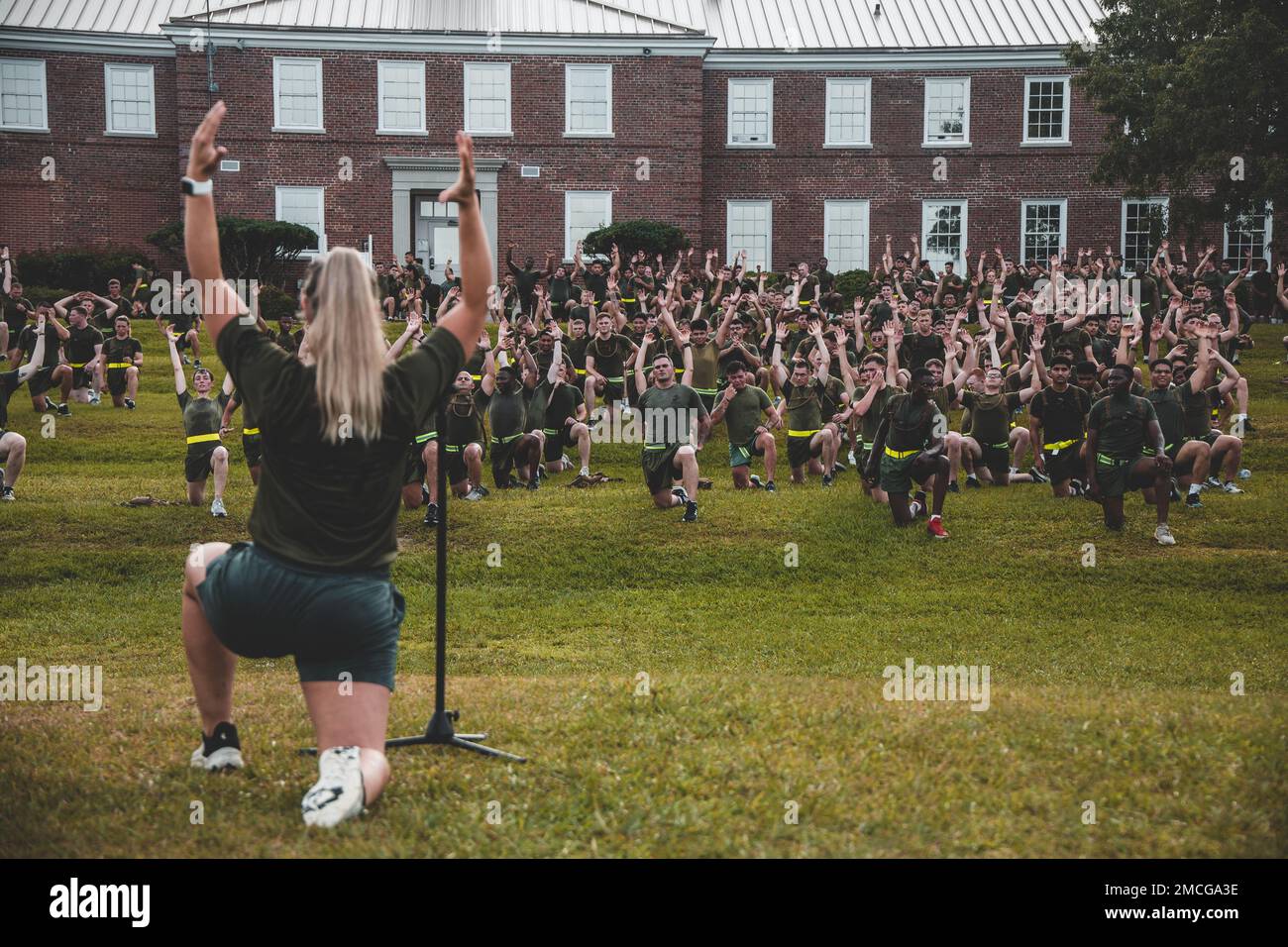 ÉTATS-UNIS Les marins et les marins du combat Logistics Regiment (CLR) 27 s'étirent après un entraînement physique d'unité au camp Lejeune, en Caroline du Nord, en 1 juillet 2022. Le CLR-27 a effectué une course d'unité pour améliorer le moral et la cohésion de l'unité avant le week-end des fêtes du jour de l'indépendance. Banque D'Images