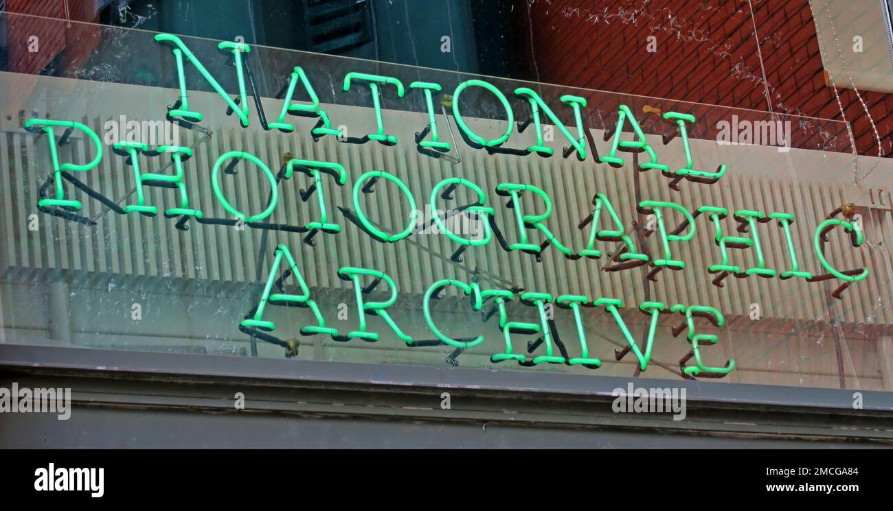 Enseigne au néon de l'archive photographique nationale irlandaise, Meeting House Square, Temple Bar, Dublin, D02 WF85, Eire, Irlande Banque D'Images