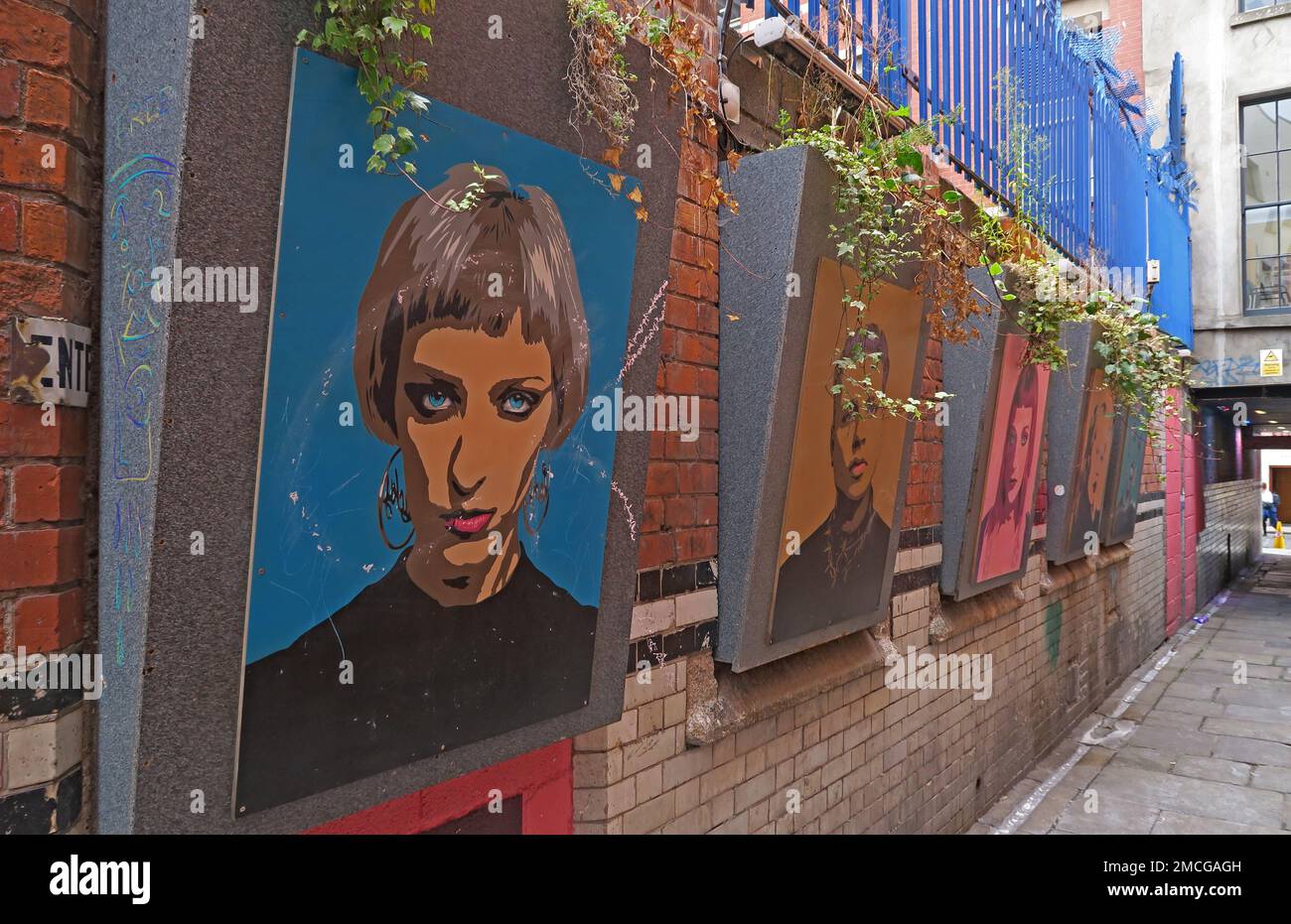 Art de rue dans une ruelle de Dublin, visages, portraits, sur un mur, près de Temple Bar. Banque D'Images