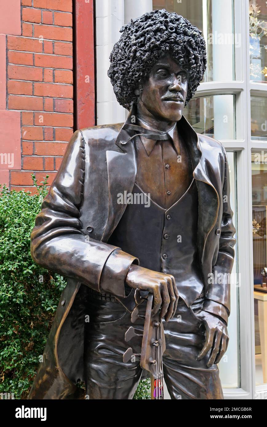 Philip P Lynott de Thin Lizzy, statue de bronze, 1949-1986, par Paul Daly, sur Harry Street, (À la sortie de Grafton Street), Dublin 2, Eire, Irlande Banque D'Images