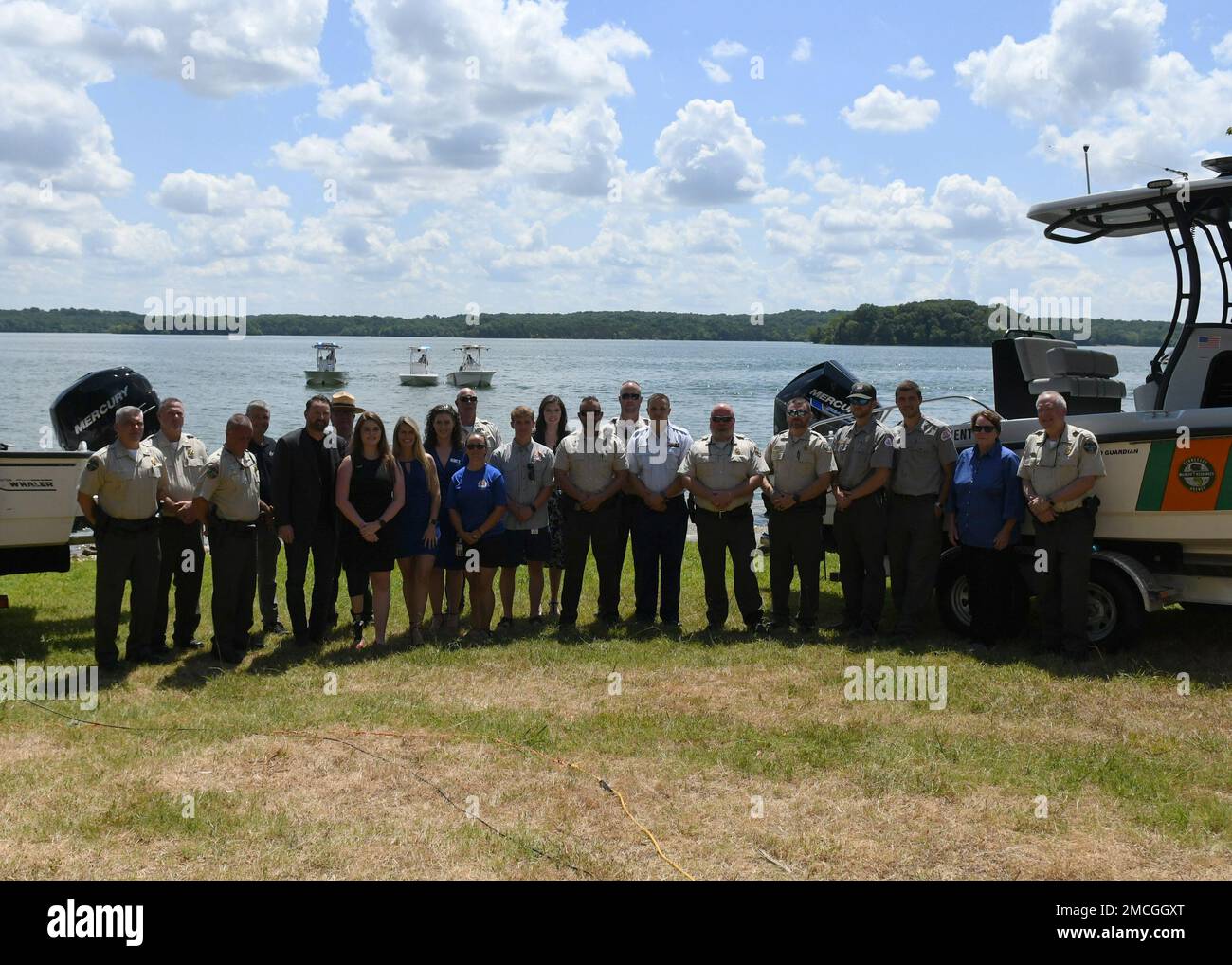 Tennessee Wildlife Resource Agency, les mères contre la conduite en état d'ivresse, les États-Unis Le corps d'armée des ingénieurs du district de Nashville et l'Association nationale des administrateurs de droit nautique d'État ont participé à la journée de presse de l'opération d'eau sèche de la TWRA pour informer le public de la présence accrue de la TWRA et de la Garde côtière sur les voies d'eau du Tennessee pendant la fin de semaine de 4 juillet. La conférence de presse a eu lieu au lac J. Percy Priest à Nashville, Tennessee. Banque D'Images