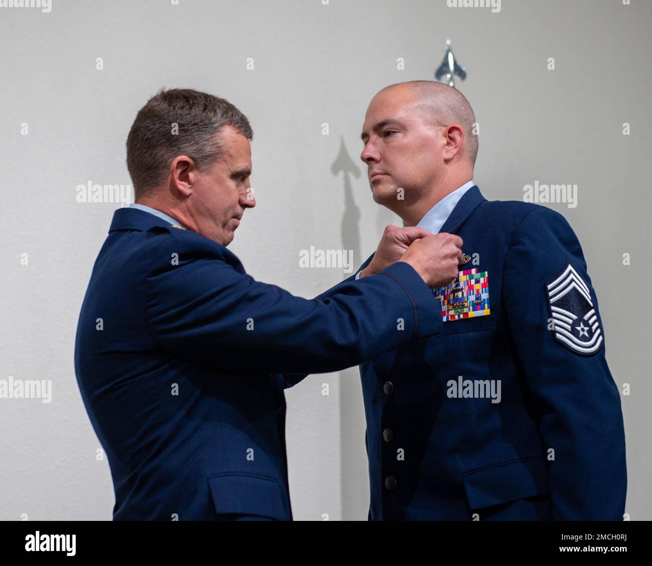 Le Sgt principal David C. Dyke prend sa retraite de la Garde nationale aérienne de l'Idaho lors d'une cérémonie de retraite, à 1 juillet 2022, Gowen Field, Boise, Idaho. Le poste le plus récent de Dike était celui de chef de la sous-traitance, gestionnaire de la région 4. Banque D'Images