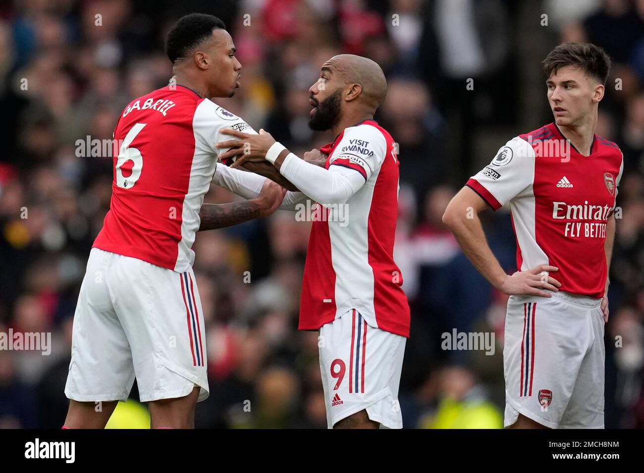 Arsenal's Kieran Tierney, right, watches as Arsenal's Alexandre Lacazette, center, holds Arsenal's Gabriel during the Premier League soccer match between Arsenal and Manchester City at the Emirates Stadium, in London, England, Saturday Jan. 1, 2022. (AP Photo/Matt Dunham) Banque D'Images