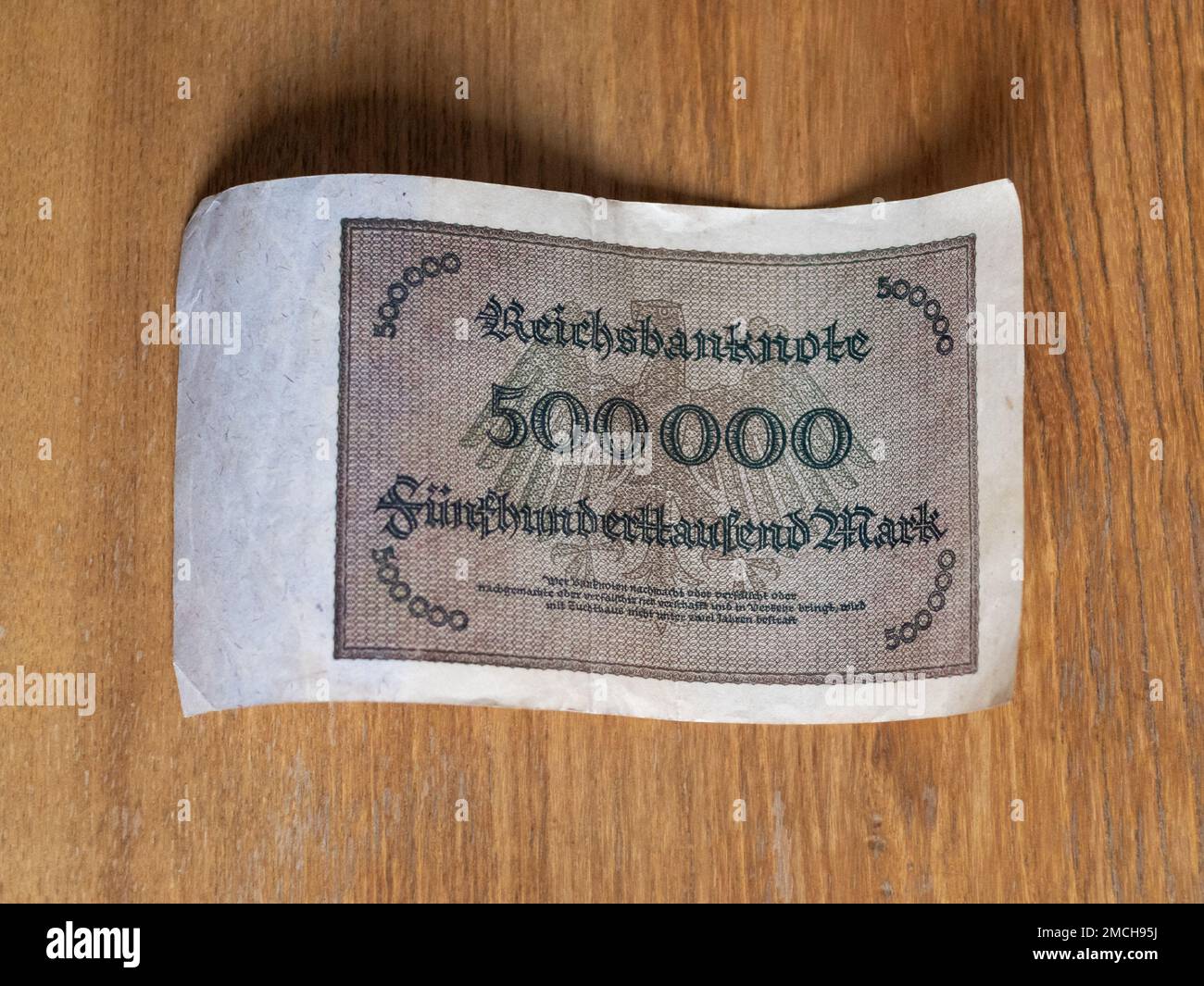 Ancien billet de banque 500,000 Reichsmark d'Allemagne en 1923. L'hyperinflation historique a dévalué l'argent très rapidement. Le Reichsbanknote est imprimé sur papier. Banque D'Images