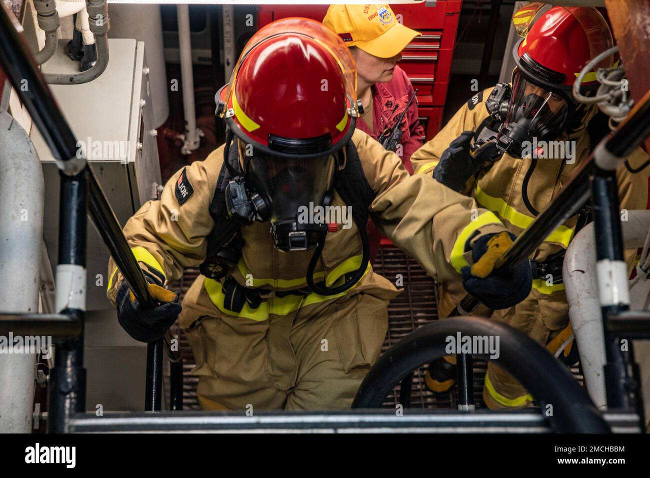 MER DES PHILIPPINES (2 juillet 2022) technicien en systèmes de turbines à gaz (mécanique) le pompier Devin Ellis, de Converse, Texas, monte une échelle bien lors d'un exercice de lutte contre l'incendie à bord du destroyer à missile guidé de classe Arleigh Burke USS Dewey (DDG 105). Dewey est affecté à la Force opérationnelle 71/Destroyer Squadron (DESRON) 15, la plus grande force de surface déployée à l’avant de la Marine et la principale force de surface de la flotte américaine 7th. Banque D'Images