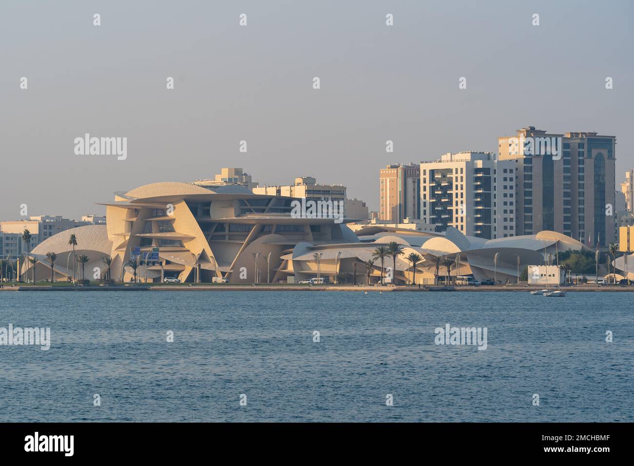 Musée national du Qatar vu de l'ancien port de Doha. Banque D'Images