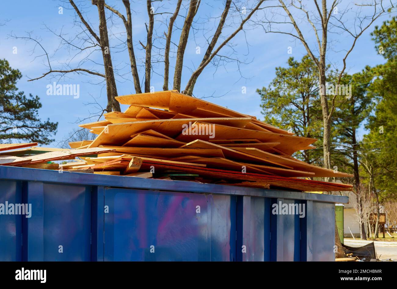 Le chantier de construction poubelle contenant en métal sur les déchets de recyclage, benne à ordures est utilisé Banque D'Images