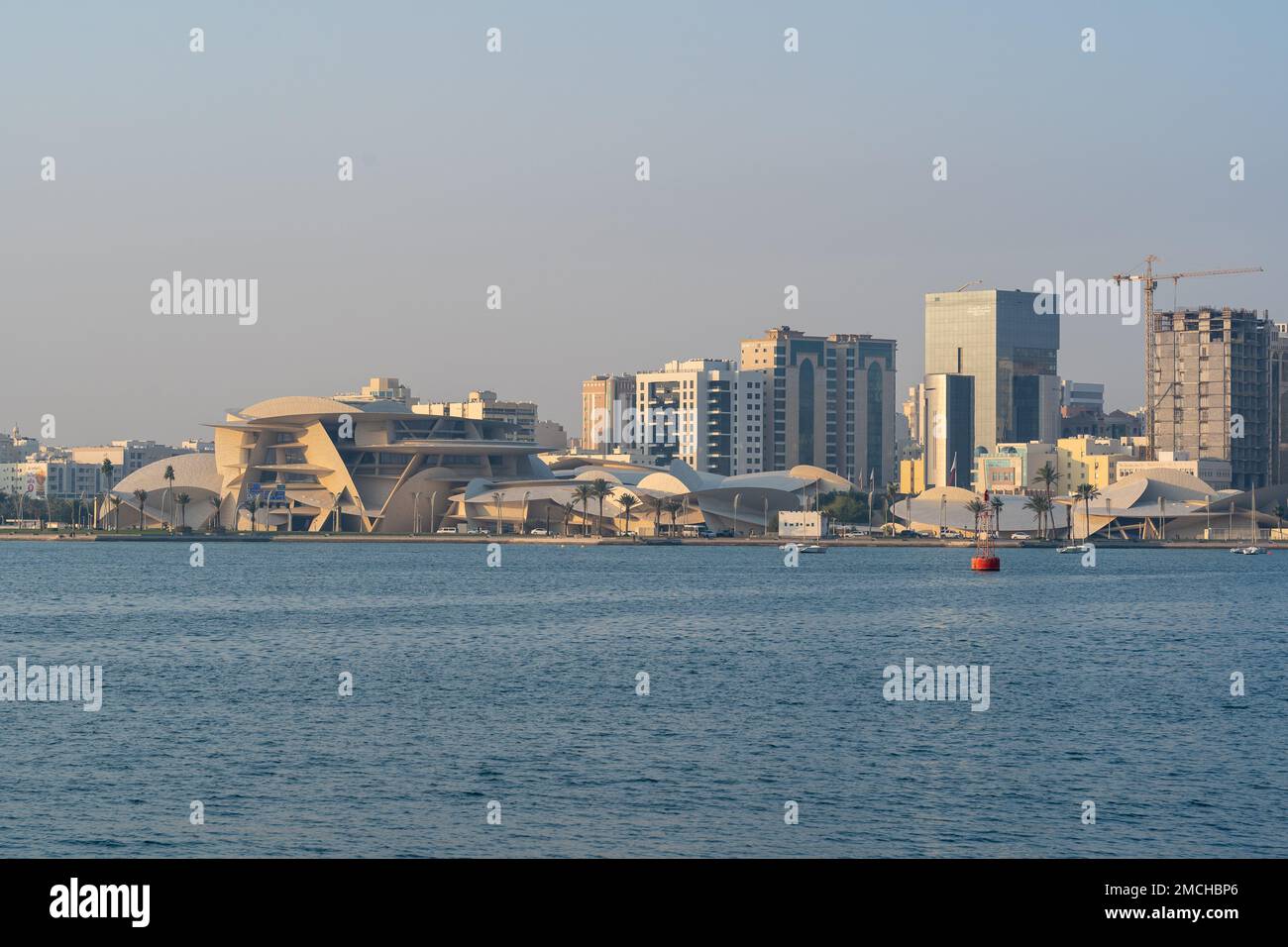 Musée national du Qatar vu de l'ancien port de Doha. Banque D'Images