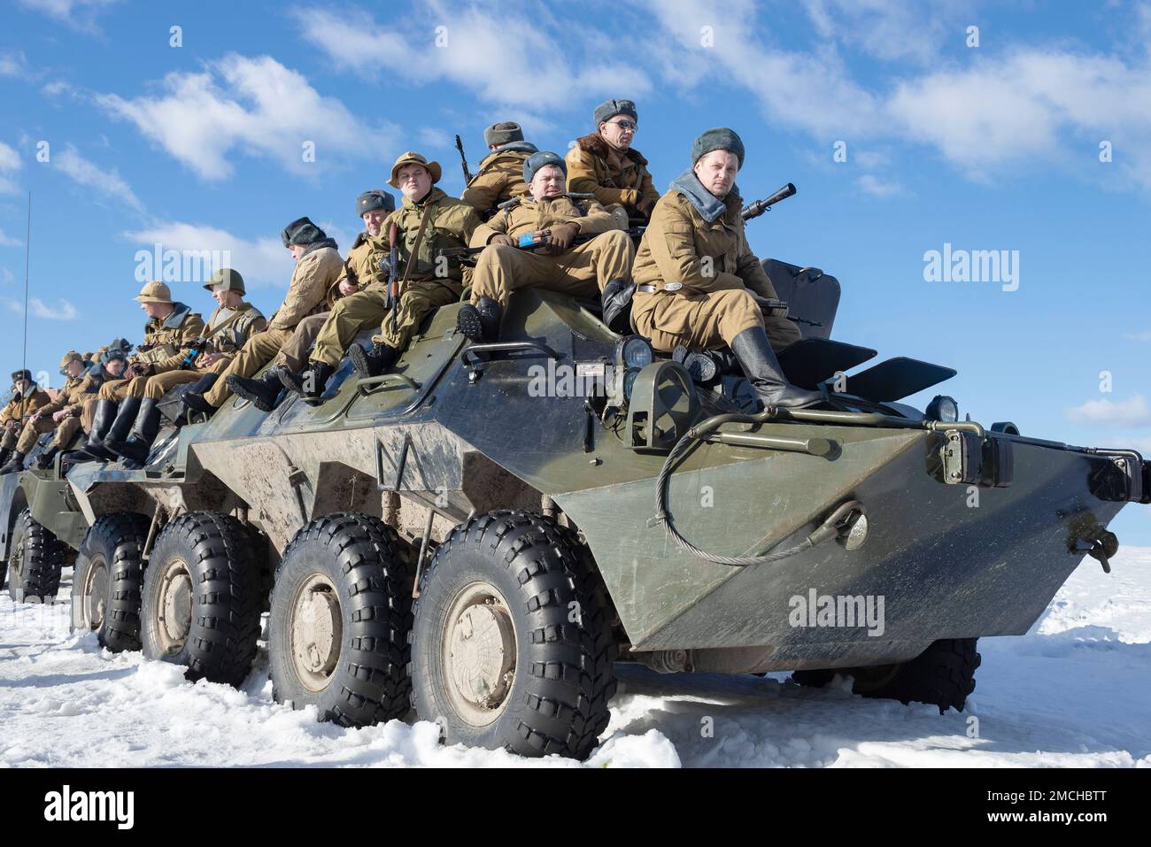 SAINT-PÉTERSBOURG, RUSSIE - 17 FÉVRIER 2019 : soldats soviétiques sur le porte-troupes blindé BTR-80. Reconstruction historique-militaire 'afghan - Operat Banque D'Images