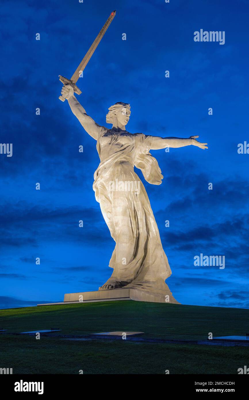 VOLGOGRAD, RUSSIE - 19 SEPTEMBRE 2021 : sculpture « la mère patrie appelle ! » sur fond de ciel nuageux de nuit. Mamaev Kurgan Banque D'Images VOLGOGRAD, RUSSIE - 19 SEPTEMBRE 2021 : sculpture « la mère patrie appelle ! » sur fond de ciel nuageux de nuit. Mamaev Kurgan Banque D'Images