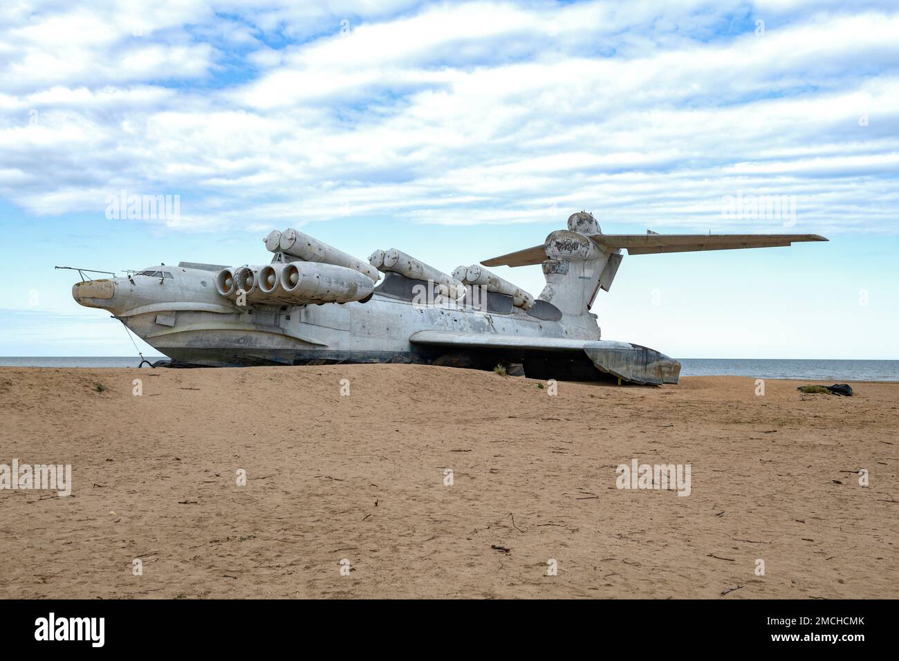 DERBENT, RUSSIE - 27 SEPTEMBRE 2021 : le navire-fusée soviétique 'LUN' abandonné sur les rives de la mer Caspienne dans une soirée de septembre trouble Banque D'Images