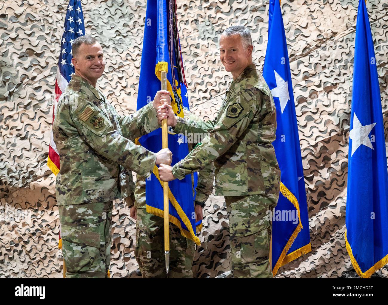 ÉTATS-UNIS Le lieutenant-général Gregory Guillot de la Force aérienne, commandant de la neuvième Force aérienne (centrale de la Force aérienne), échange le guide de l'escadre expéditionnaire aérienne de 332D avec les États-Unis Force aérienne Brig. Le général Ryan Messer, commandant entrant de l'AEW en 332D, lors d'une cérémonie de changement de commandement dans un lieu non divulgué en Asie du Sud-Ouest, au 3 juillet 2022. Une cérémonie de changement de commandement est une tradition qui représente un transfert officiel de l'autorité et de la responsabilité du commandant sortant au commandant entrant. Banque D'Images