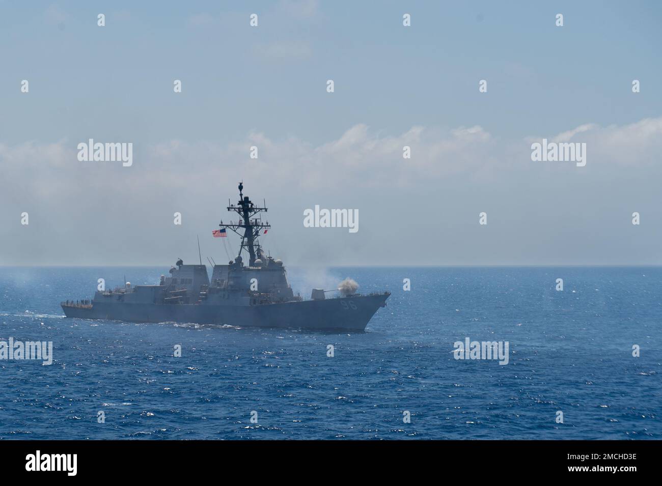 220703-N-CY569-1681 MER IONIENNE (3 juillet 2022) l'USS Bainbridge (DDG 96) lance le MK 45 - 5 pouces lors d'une démonstration de puissance aérienne et maritime, 3 juillet 2022. Le groupe de grève des transporteurs Harry S. Truman est en cours de déploiement aux États-Unis Marine Forces Europe zone d'opérations, employée par les États-Unis Sixième flotte pour défendre les intérêts des États-Unis, des alliés et des partenaires. Banque D'Images