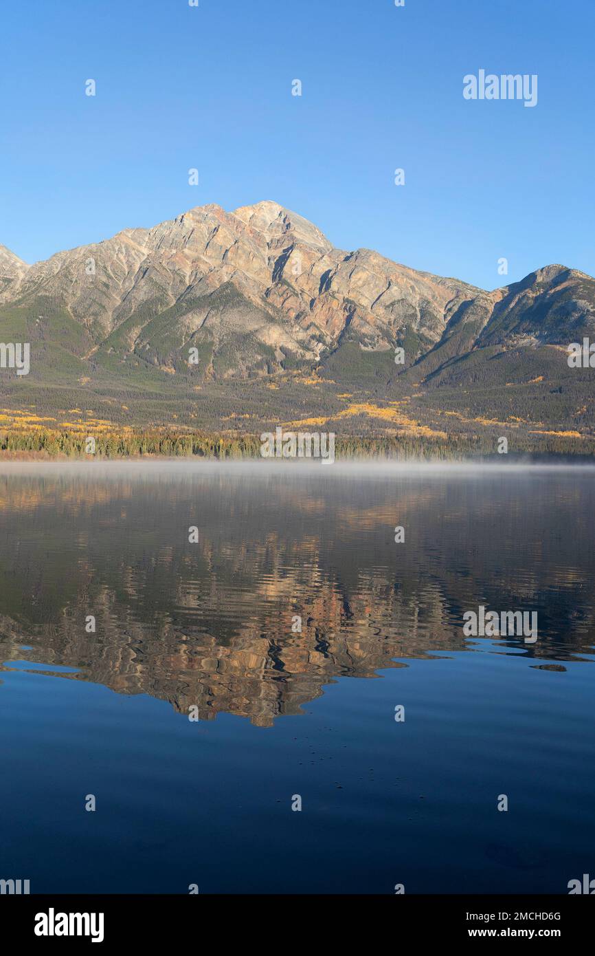 Pyramid Mountain et Misty Pyramid Lake le matin ensoleillé dans le parc national Jasper, Alberta, Canada Banque D'Images