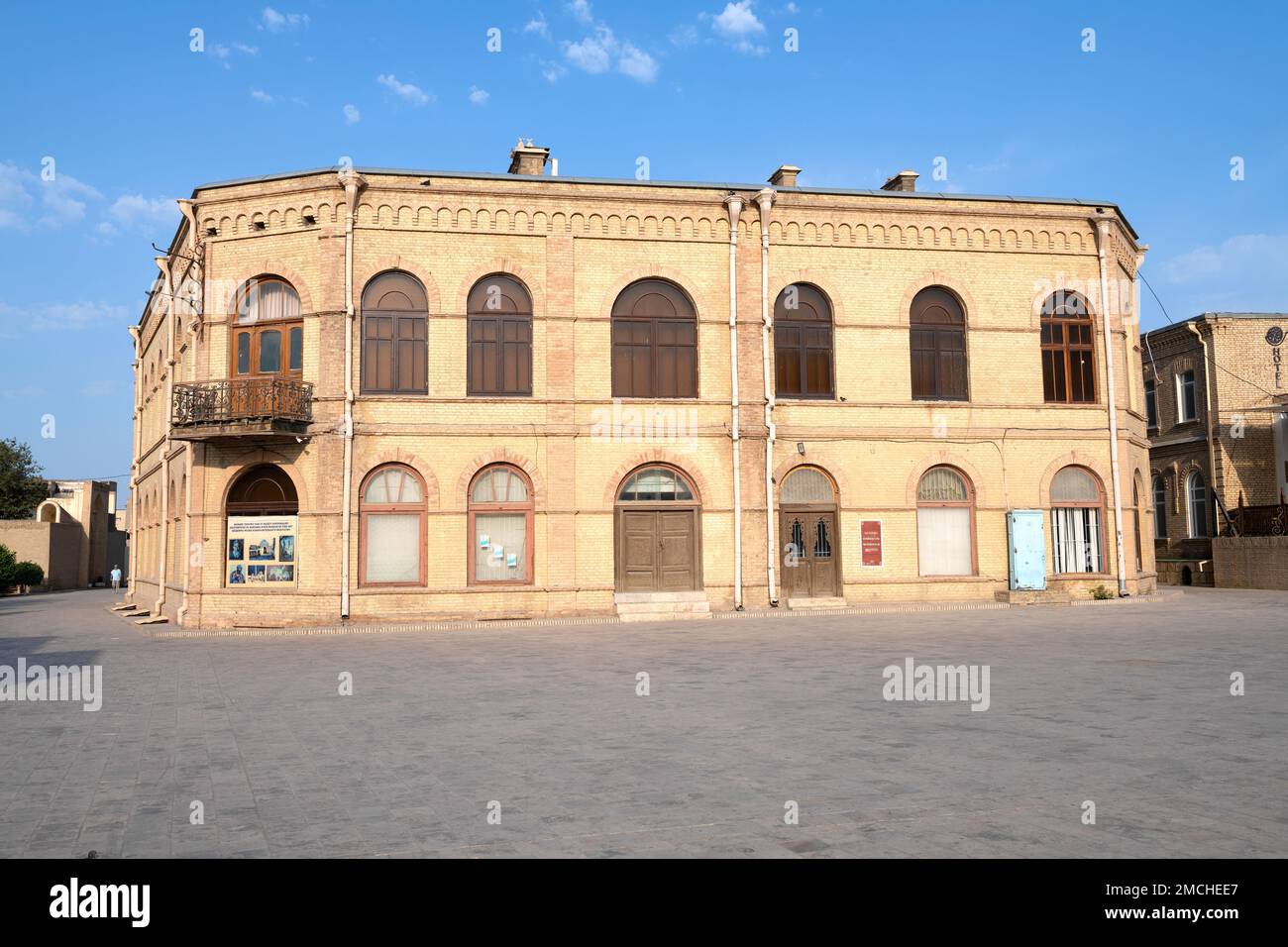 BOUKHARA, OUZBÉKISTAN - 09 SEPTEMBRE 2022 : l'ancien bâtiment du Musée des Beaux-Arts dans le centre historique de Boukhara par une journée ensoleillée Banque D'Images