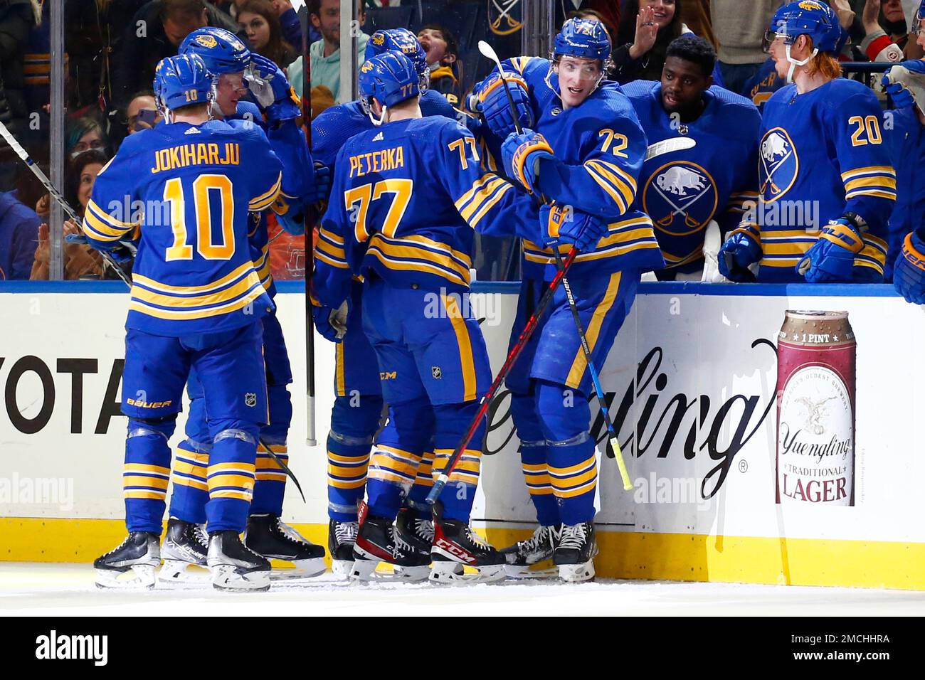 Buffalo Sabres right wing Tage Thompson (72) celebrates his second goal of the night with teammates during the second period of an NHL hockey game against the New Jersey Devils, Wednesday, Dec. 29, 2021, in Buffalo, N.Y. (AP Photo/Jeffrey T. Barnes) Banque D'Images