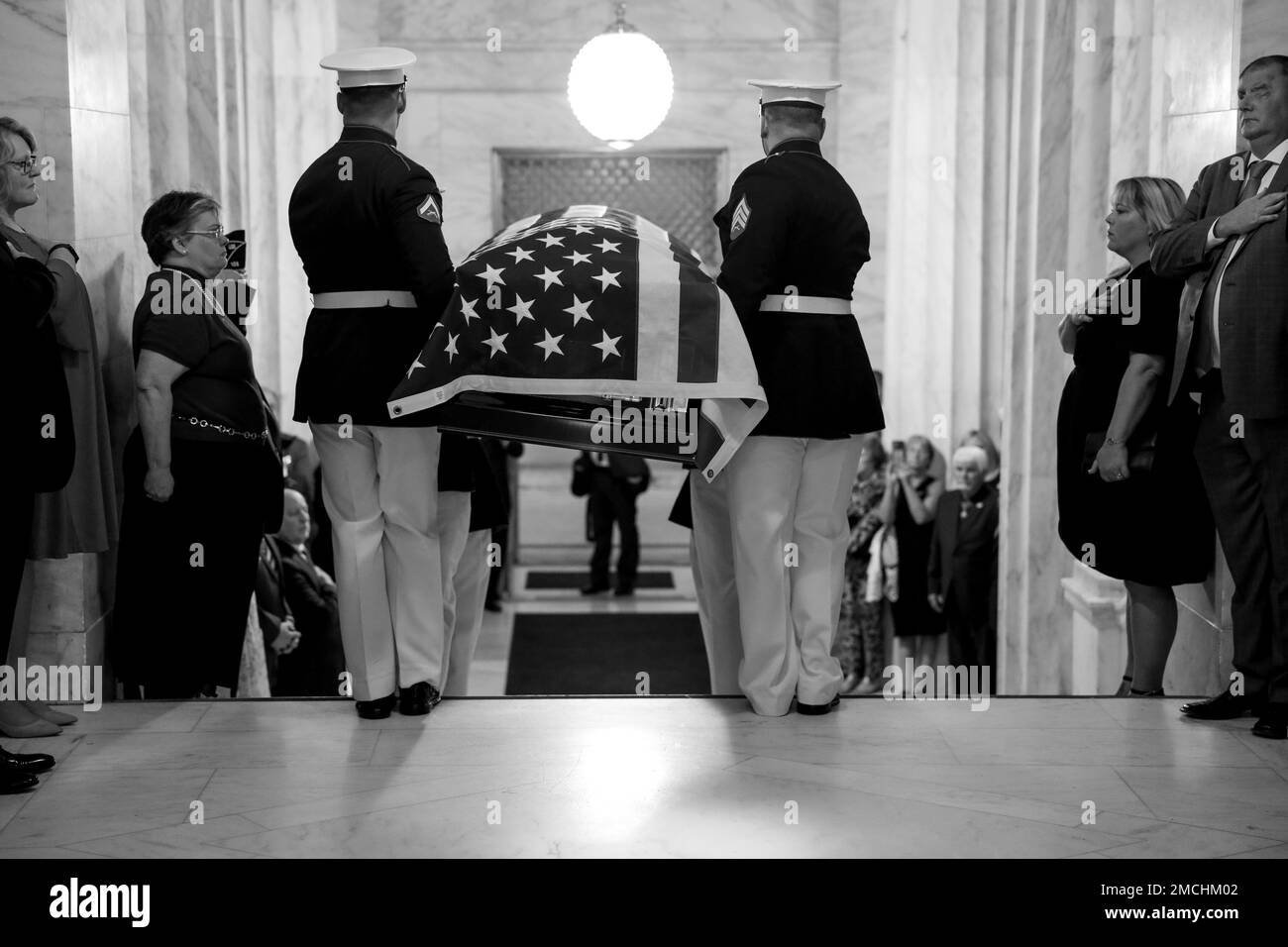 ÉTATS-UNIS Les porte-corps du corps des Marines Barracks 8th et moi-même, portent le cercueil de CWO4 Hershel 'Woody' Williams à la rotonde du Capitole de l'État pendant les services du Mémorial de l'État de Virginie-Occidentale pour Woody, 3 juillet 2022 à Charleston, W. Né à 2 octobre 1923, dans le quartier calme de Dell, en Virginie occidentale, Woody s'est enrôla dans la réserve du corps des Marines, à 26 mai 1943, et a atteint le rang d'adjudant-chef 4 avant sa retraite en 1969, après 17 années de service. Pendant la Seconde Guerre mondiale, Woody servit en Nouvelle-Calédonie, à Guadalcanal et à Guam avant d'atterrir à Iwo Jima où ses actions lui ont valu la Médaille d'honneur. Au TI Banque D'Images