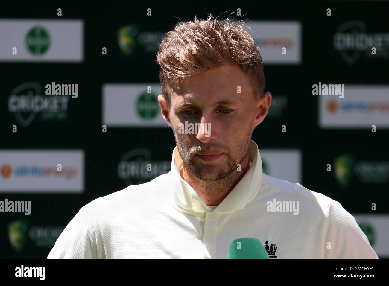 England's captain Joe Root looks down as he comments after losing to Australia on the third day of their cricket test match in Melbourne, Australia, Tuesday, Dec. 28, 2021. Australia wins the test by an innings and 14 runs and has retained the Ashes. (AP Photo/Asanka Brendon Ratnayake) Banque D'Images