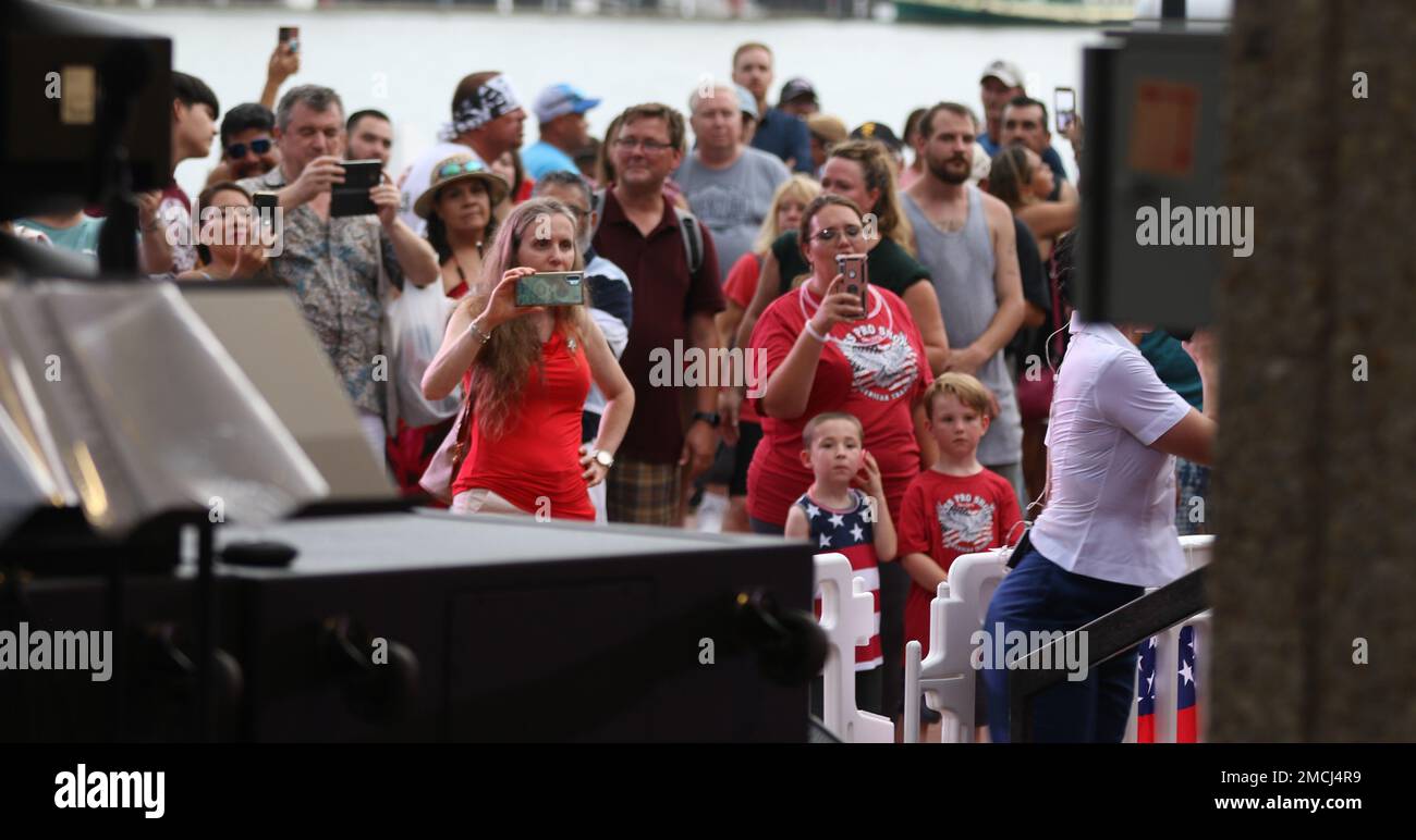 Les familles regardent 3rd membres de la bande de la Division d'infanterie se produire au bord de mer de Savannah lors d'une célébration du 4 juillet à Savannah, Géorgie, 4 juillet 2022. Les familles se sont rassemblées et ont assisté à la représentation en direct du groupe de 3rd ID pour célébrer l’anniversaire des États-Unis en 246th. Banque D'Images