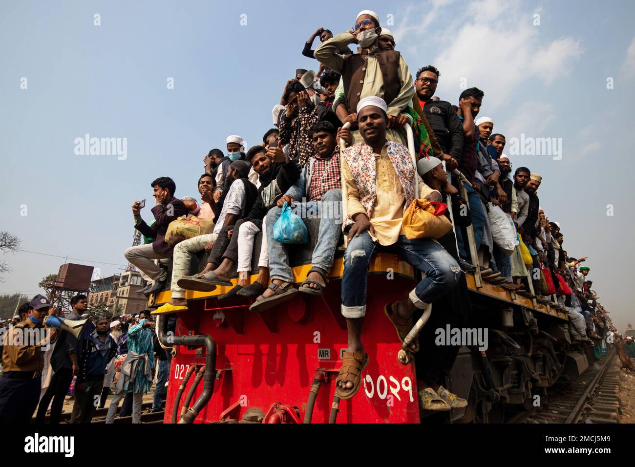 Dhaka, Bangladesh. 22nd janvier 2023. Les dévots musulmans voyagent en train à risque surpeuplé après avoir assisté au Munajat d'Akheri ou à la prière finale, au Biswa Ijtema à Tongi, Dhaka, Bangladesh. Les habitants s'attaquent au voyage en montant, en s'accrochant aux toits des locomotives et en les accrochant. Sans sièges à l'intérieur, de nombreux navetteurs décident de prendre les risques et de choisir une vue sur le toit pour leur voyage hors de la ville de Dhaka. Credit: Joy Saha/Alamy Live News Banque D'Images