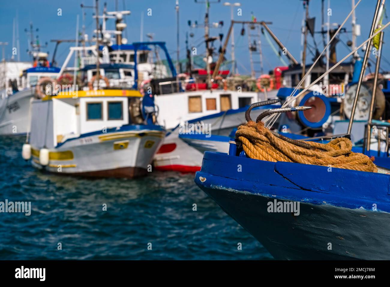 Des bateaux de pêche colorés sont ancrés dans le port de Trapani, une ville importante du nord-ouest de la Sicile. Banque D'Images