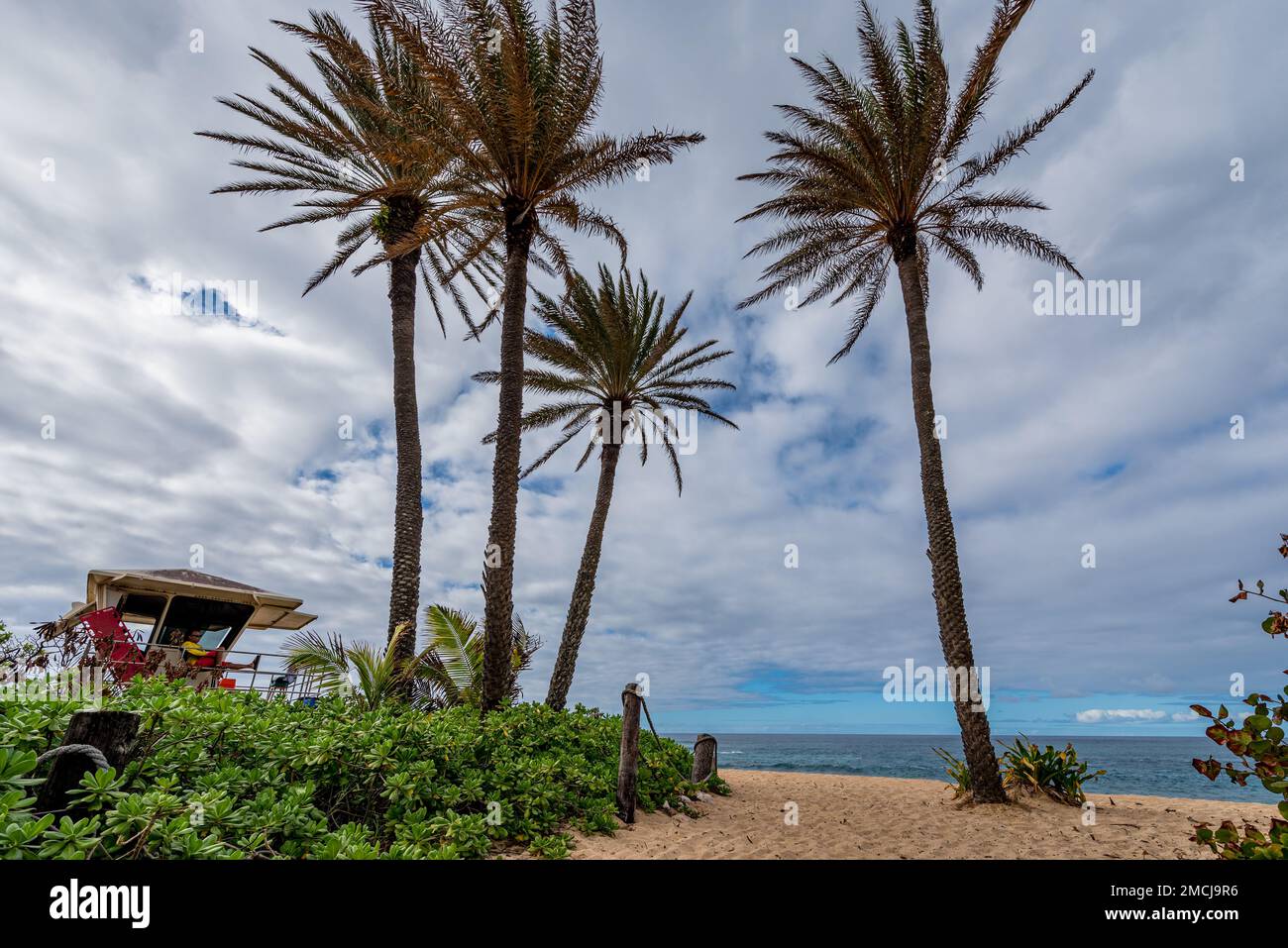 Sunset Beach, Hawaii, Etats-Unis- 1 janvier 2023 : maître nageur en service dans une tour de maître nageur sur Sunset Beach, Hawaï Banque D'Images