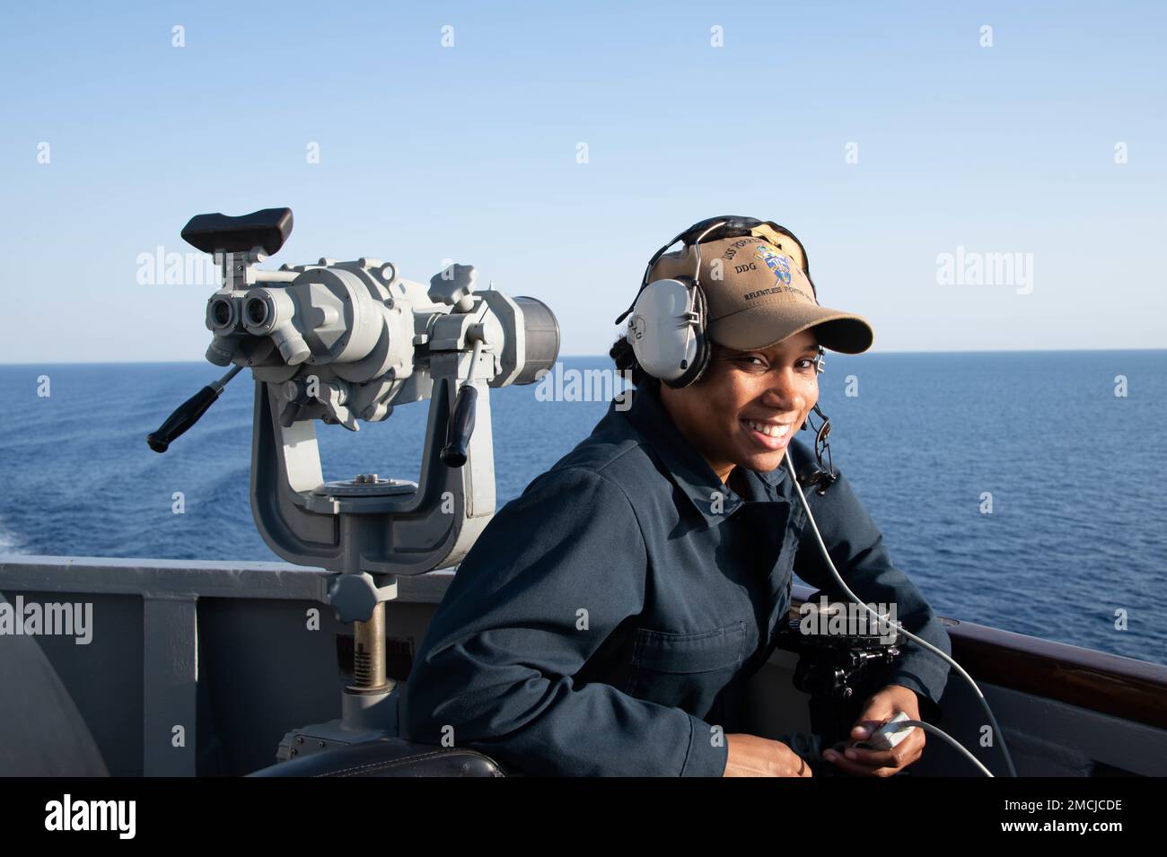220704-N-DH616-0035 MER MÉDITERRANÉE (4 juillet 2022) Spécialiste des  opérations le marin Jasmine Cole est un guetteur de port à bord du  destroyer de missile guidé de classe Arleigh Burke USS Forrest Sherman (