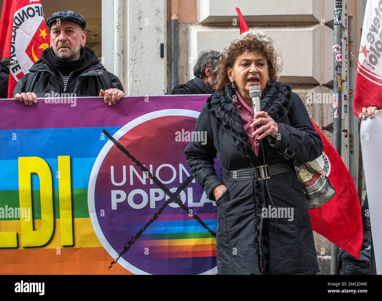 Rome, Italie, Italie. 21st janvier 2023. Unione Popolare présente ses candidats à Rome et Latium pour les élections régionales qui auront lieu sur 12 février et 13. L'initiative a eu lieu devant l'ancien hôpital de San Giacomo, l'un des lieux symboliques du démantèlement des soins de santé publics dans la région, situé dans le centre de Rome. L'hôpital a été fermé en 2008 et n'a jamais rouvert et à ce jour fait l'objet de spéculations immobilières. (Credit image: © Patrizia Corteltessa/Pacific Press via ZUMA Press Wire) USAGE ÉDITORIAL SEULEMENT! Non destiné À un usage commercial ! Banque D'Images