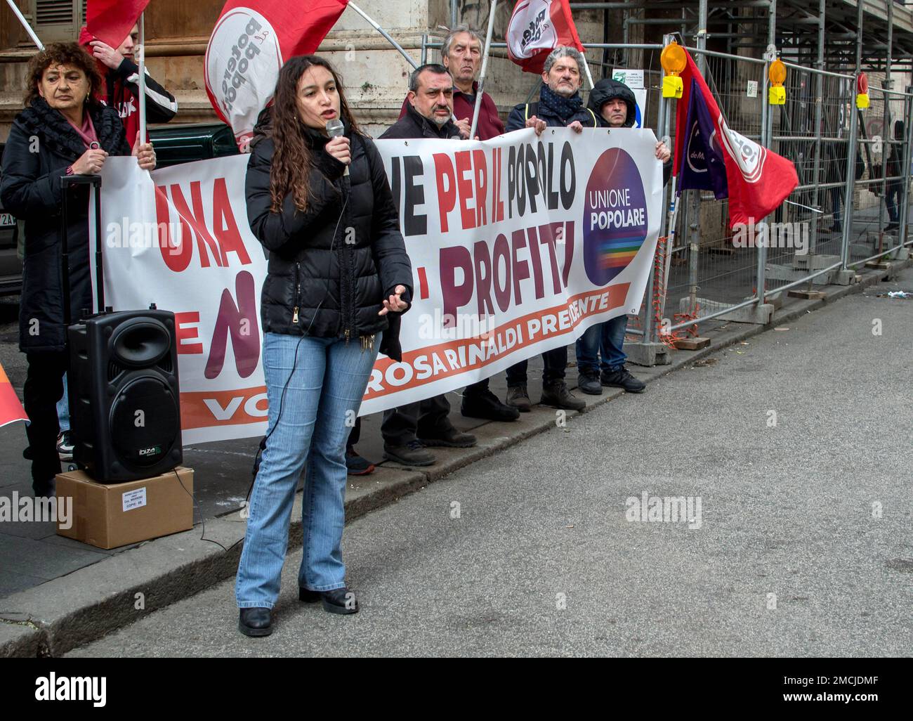 Rome, Italie, Italie. 21st janvier 2023. Unione Popolare présente ses candidats à Rome et Latium pour les élections régionales qui auront lieu sur 12 février et 13. L'initiative a eu lieu devant l'ancien hôpital de San Giacomo, l'un des lieux symboliques du démantèlement des soins de santé publics dans la région, situé dans le centre de Rome. L'hôpital a été fermé en 2008 et n'a jamais rouvert et à ce jour fait l'objet de spéculations immobilières. (Credit image: © Patrizia Corteltessa/Pacific Press via ZUMA Press Wire) USAGE ÉDITORIAL SEULEMENT! Non destiné À un usage commercial ! Banque D'Images