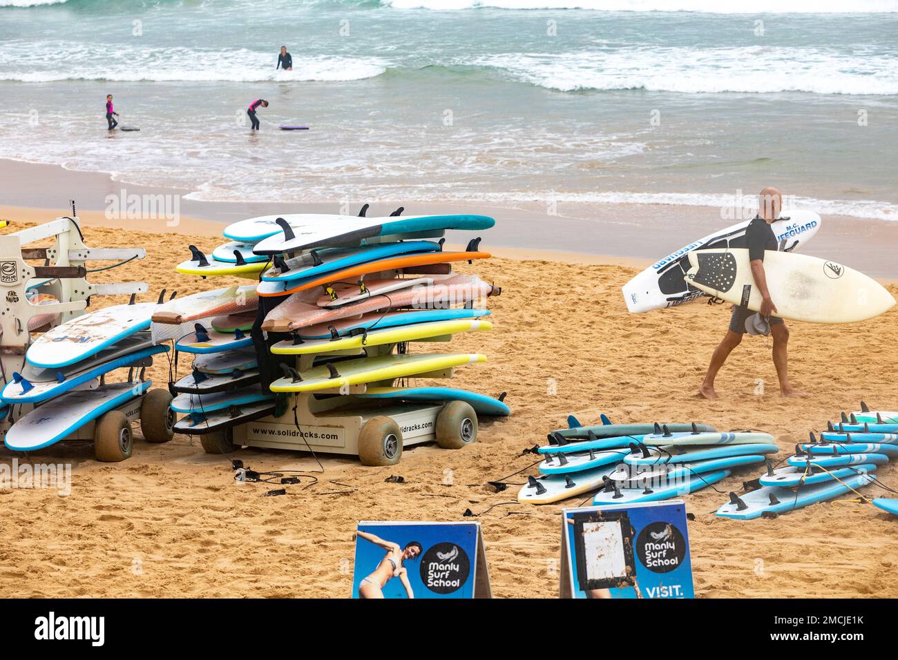 Apprenez à surfer à l'école de surf de Manly Beach où les débutants apprennent à surfer et à monter sur les vagues de l'océan, Sydney, Nouvelle-Galles du Sud, Australie Banque D'Images