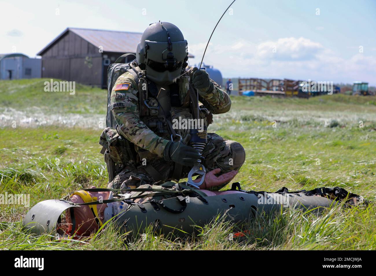 CAMP BONDSTEEL, KOSOVO - ÉTATS-UNIS Sergent de l'armée 1st classe David Samuels, un medic de vol affecté au Commandement régional de la Force du Kosovo-est, Force opérationnelle MEDEVAC Aviation, attache un mannequin médical à un palan de haute performance, ou UHP, pendant un exercice d'entraînement d'extraction de véhicule et de bâtiment au Camp Bondsteel, Kosovo (6 juillet 2022). Les équipes MEDEVAC effectuent les opérations de l'UHP dans le cas où un hélicoptère ne peut pas atterrir en toute sécurité et qu'un patient doit être extrait du sol dans l'avion. Banque D'Images