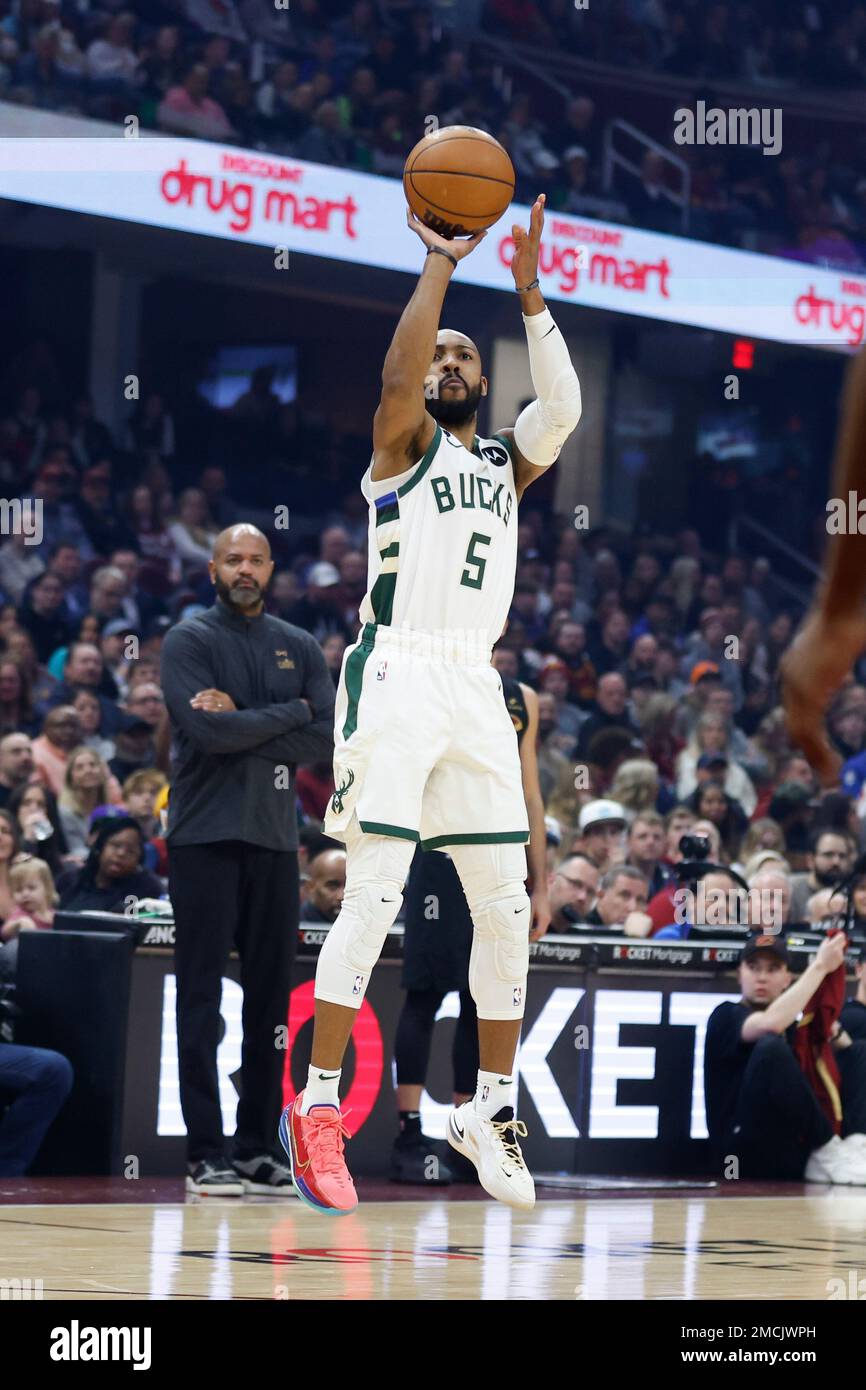 Milwaukee Bucks guard Jevon Carter shoots against the Cleveland Cavaliers during the first half of an NBA basketball game, Saturday, Jan. 21, 2023, in Cleveland. (AP Photo/Ron Schwane) Banque D'Images