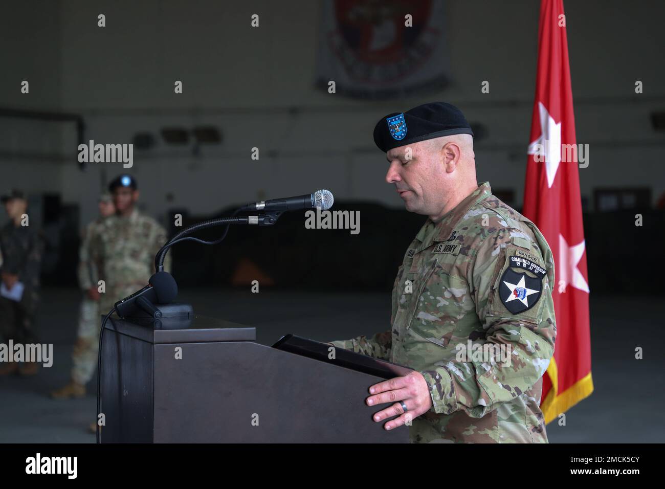 L'Artillerie de la Division d'infanterie de 2nd a mené une cérémonie de passation de commandement 6 juillet 2022 sur le camp Humphreys, République de Corée. Le colonel David Pasquale, le commandant sortant, a cédé ses responsabilités au colonel Alexander Lee pendant la cérémonie. Banque D'Images