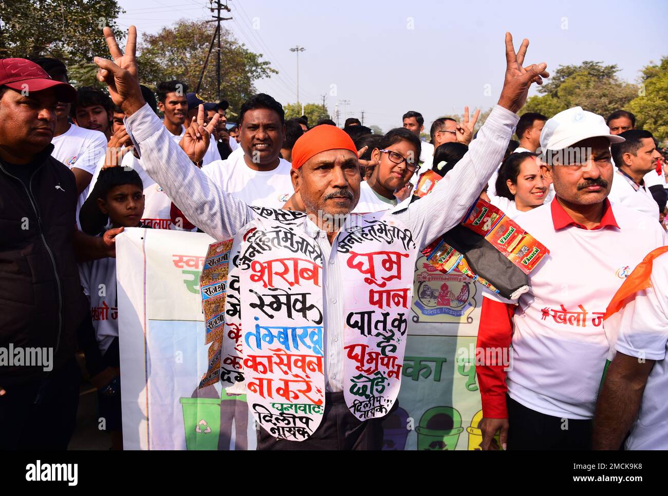 Jabalpur, Madhya Pradesh, Inde. 22st Jan, 2023 : Un travailleur social Dilip Nayak ils sont au courant des personnes contre le tabac lors du programme 'Sansad khel mahotSAV' à Jabalpur, dimanche, janvier, 22,2023. Photo par - Uma Shankar Mishra crédit: River Ganga/Alay Live News Banque D'Images