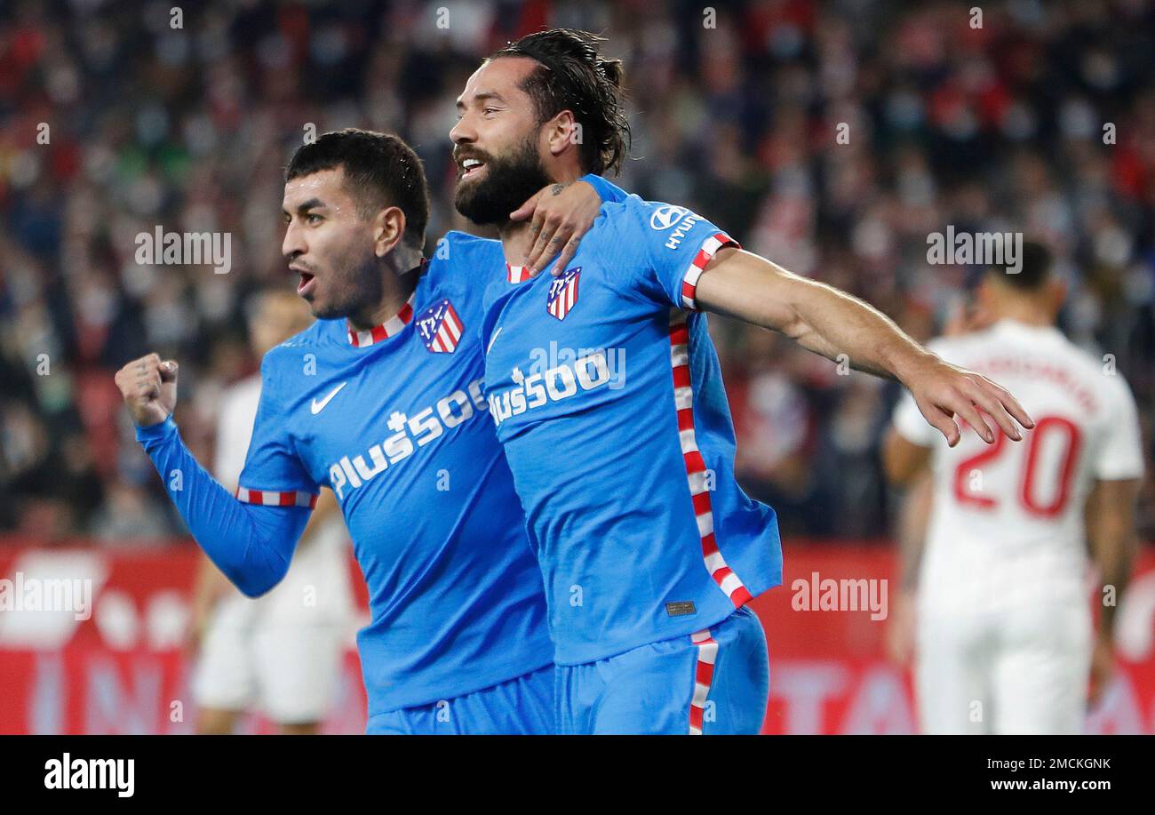 Atletico Madrid's Felipe, right, celebrates with teammate Angel Correa during the Spanish La Liga soccer match between Sevilla and FC Barcelona at the Ramon Sanchez-Pizjuan stadium in Seville, Spain, Saturday, Dec 18, 2021. (AP Photo/Angel Fernandez) Banque D'Images