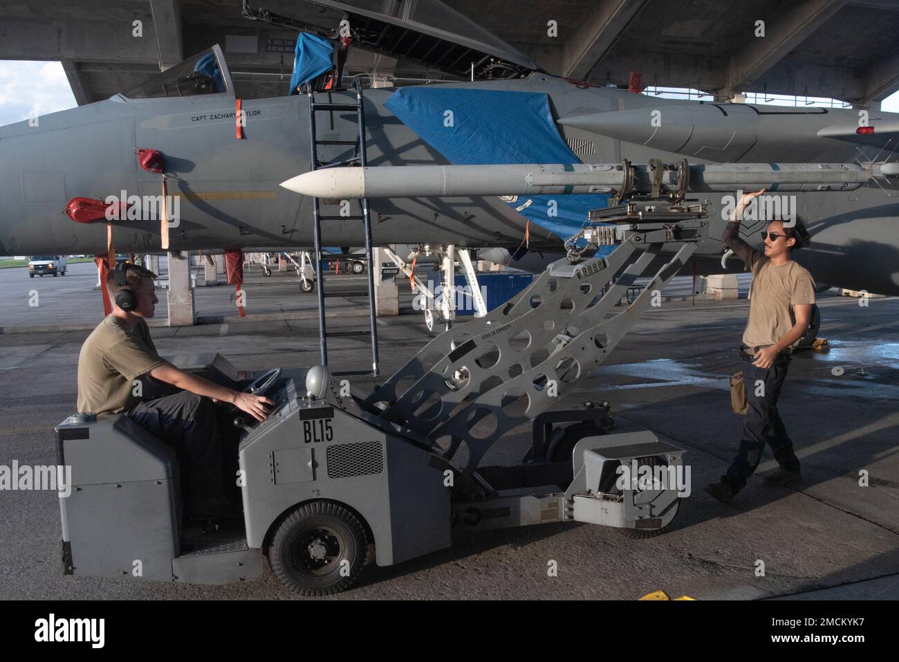 Airman 1st classe Ericson Palazzo, à gauche, et le sergent d'état-major Ian Saure, à droite, 44th équipage de chargement d'armes de l'unité d'entretien d'aéronef, retirent les munitions d'un aigle F-15C après récupération sur la base aérienne de Kadena, au Japon, en 6 juillet 2022. L'enlèvement des munitions garantit la sécurité des aviateurs lorsque l'avion n'est pas prêt à démarrer. Banque D'Images