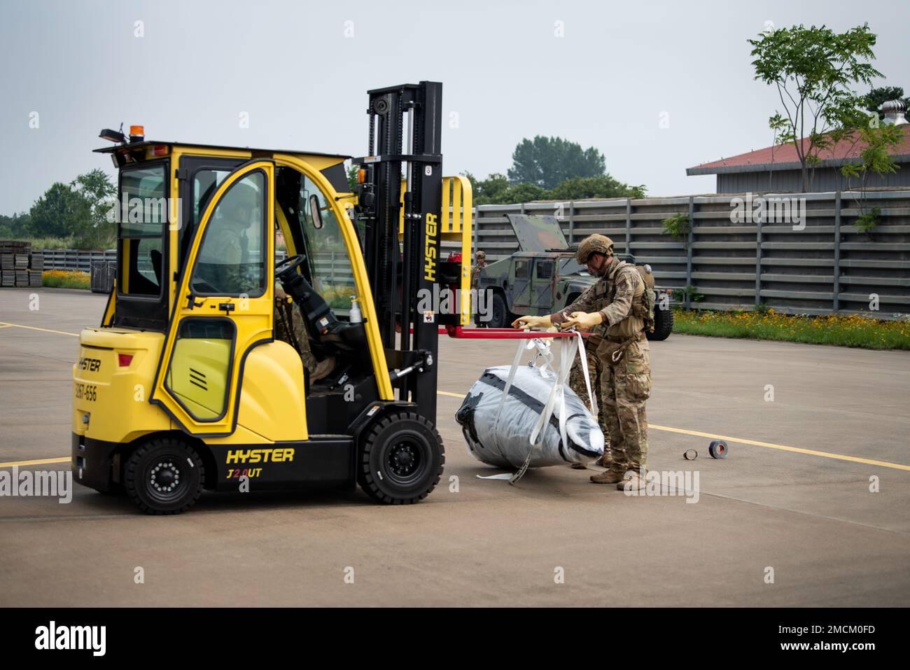 Les membres de l'escadron du génie civil 35th, vol d'élimination des munitions explosives, affecté à la base aérienne de Misawa, au Japon, se préparent à transporter une arme chimique factice lors d'un scénario d'entraînement bilatéral à la base aérienne de Suwon, en République de Corée, au 6 juillet 2022. Pendant la formation, les deux États-Unis Les équipes de la Force aérienne et de la DOE du ROKAF ont répondu à tour de rôle à un scénario d’arme chimique et ont profité de l’occasion pour mieux comprendre les tactiques de réaction de chacun. Banque D'Images