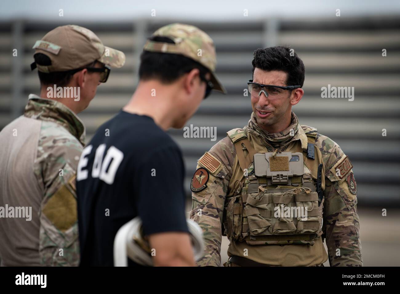 ÉTATS-UNIS Le sergent d'état-major de la Force aérienne Michael Augustus (à droite) et Tech. Le Sgt Derek Horn (à gauche), 35th, Escadron du génie civil, techniciens d'élimination d'explosifs d'artillerie de la base aérienne de Misawa, au Japon, discute des procédures après avoir répondu à un scénario d'élimination d'armes chimiques fictives à la base aérienne de Suwon, en République de Corée, au 6 juillet 2022. Pendant le scénario de formation, les États-Unis Les membres de la Force aérienne et de la DOE du ROKAF se sont entraînés à réagir à une arme chimique non explosée. Banque D'Images