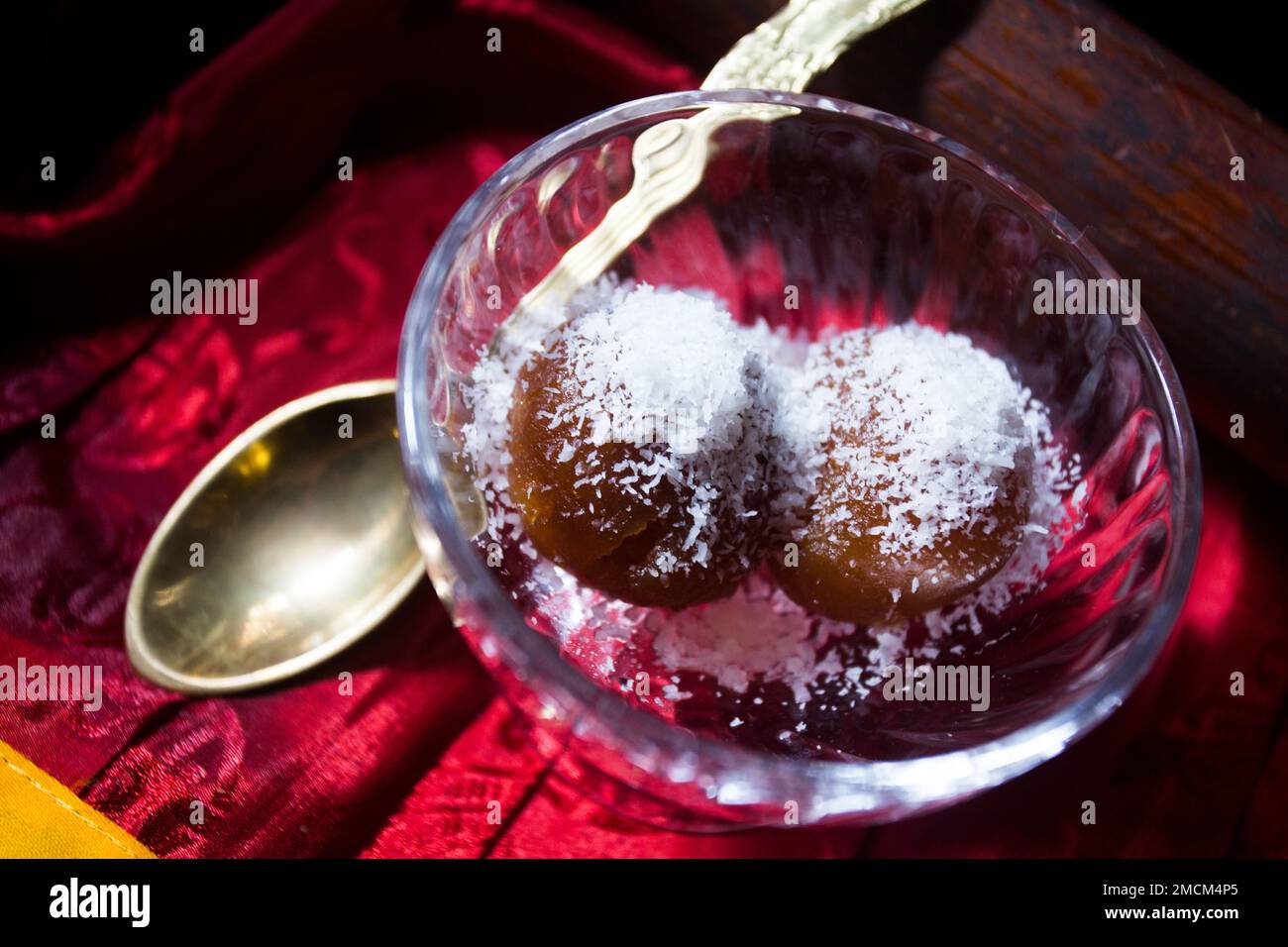 Le Gulab-yamun est un sucré de la cuisine pakistanaise et indienne, préparé avec une pâte, dans laquelle ses principaux ingrédients sont le khamoya et le maida, et qui est ensuite le frie Banque D'Images