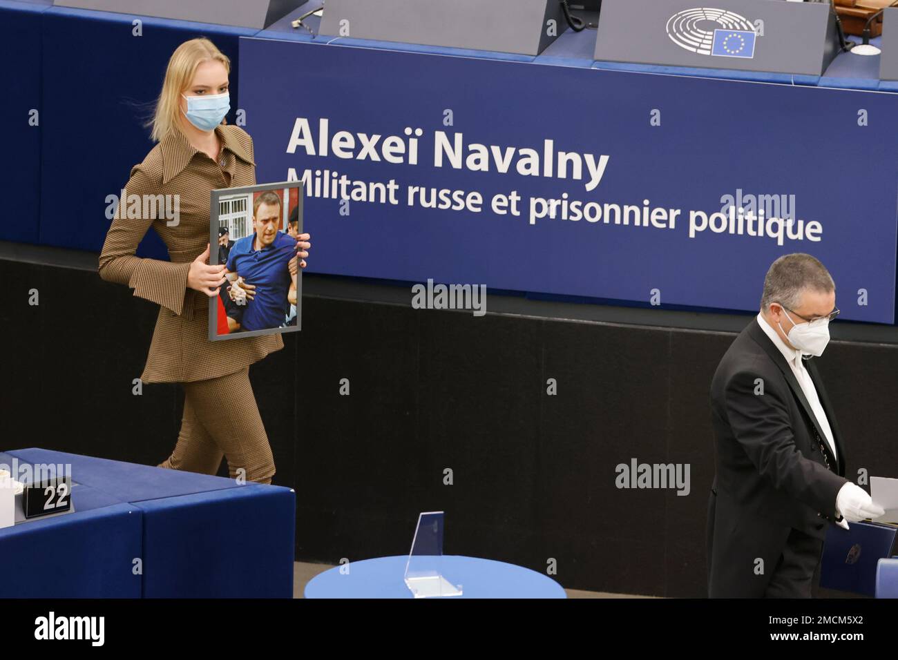 Daria Navalnaya, the daughter of jailed Russian opposition leader Alexei Navalny, carries a portrait of her father at the European Parliament in Strasbourg, eastern France, Wednesday, Dec.15, 2021. Daria Navalnaya will receive Wednesday the Sakharov Prize for Freedom of Thought Award, the European Union top human rights prize, on behalf of her father. (AP Photo/Jean-Francois Badias) Banque D'Images