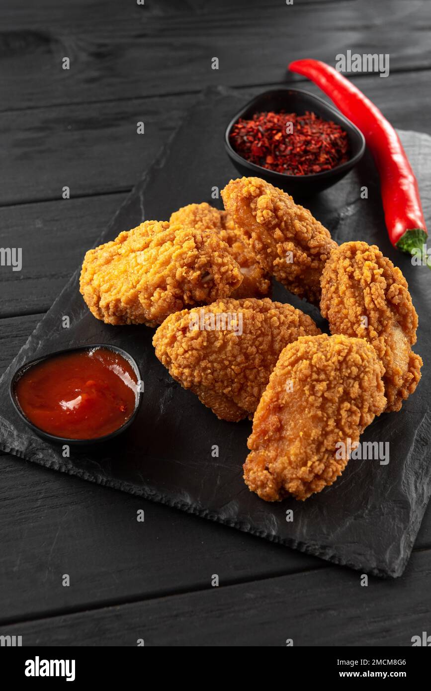 Pakora frit ou Pyaj Pakoda ou comme Crispy Kanda bhaji, Bhajji, bajji, encas indien préféré pendant la saison des pluies. Servi avec du ketchup aux tomates Banque D'Images