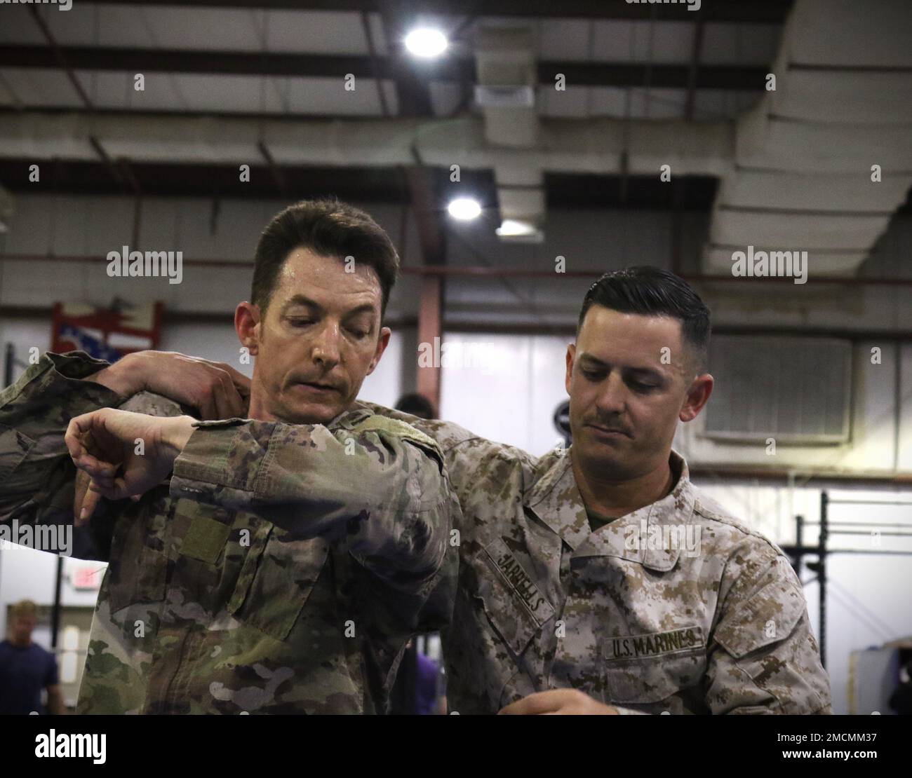 ÉTATS-UNIS Le sergent d'état-major de l'armée Jason Pizza, officier non commandant des opérations de sécurité personnelle de la division d'infanterie 35th, mène un entraînement de combat main-à-main individuel avec les États-Unis Vincent Jarrells, capitaine de vaisseau, officier de mobilité terrestre pour l'opération inhérente Resolve, au camp Arifjan, Koweït, 6 juillet 2022. Une formation conjointe aux côtés de Marines et d'autres directions du ministère de la Défense est essentielle pour renforcer la préparation et l'interopérabilité dans l'ensemble de l'armée américaine. Banque D'Images