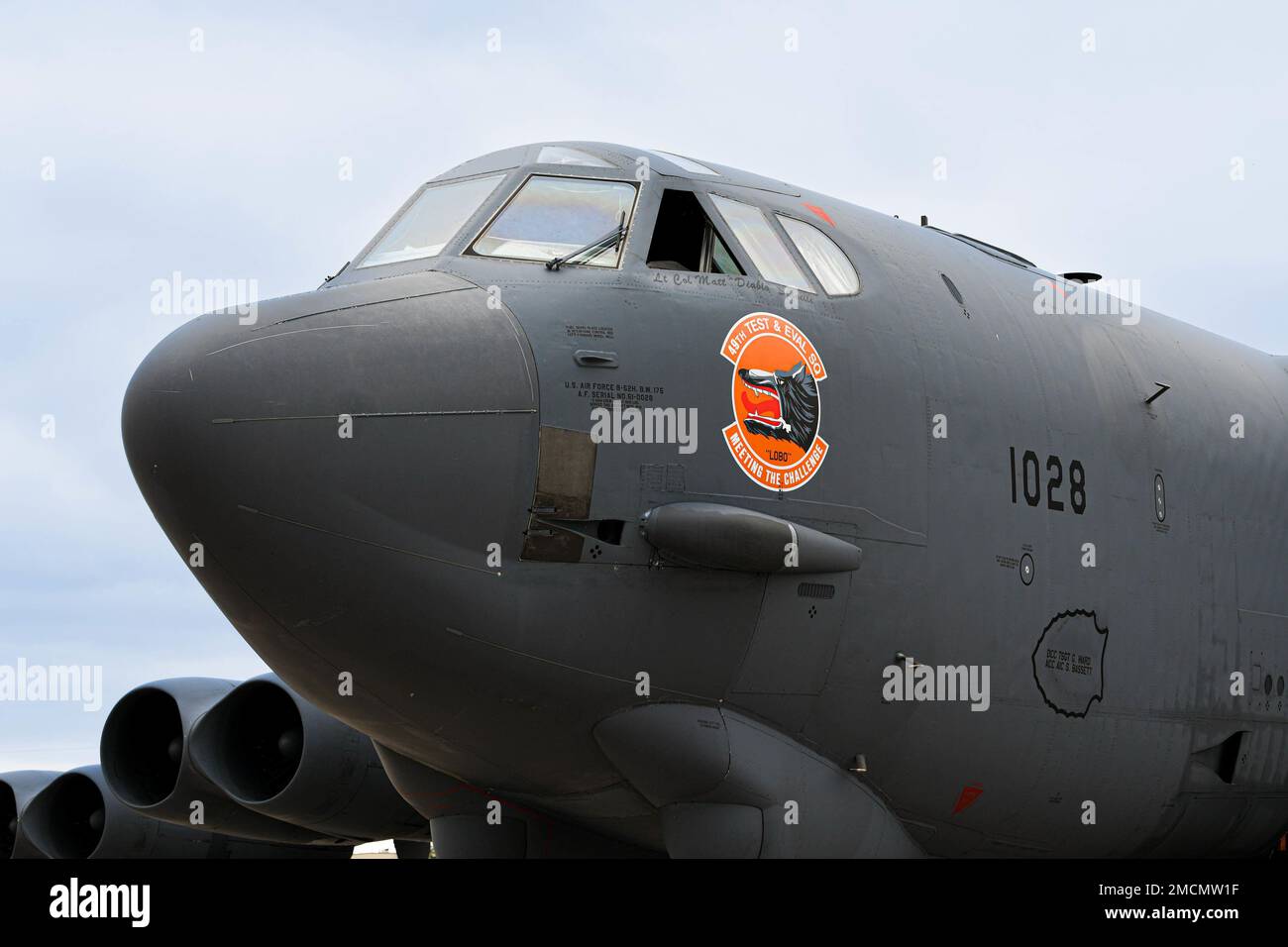 Une forteresse de B52H se trouve sur la piste de la base aérienne de Minot, Dakota du Nord, 7 juillet 2022. Le B-52H est un bombardier lourd à longue portée qui peut effectuer diverses missions et voler à des vitesses subsoniques élevées à des altitudes allant jusqu'à 50 000 pieds. Banque D'Images