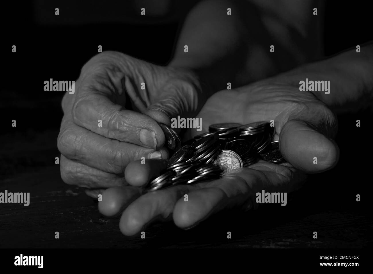 mains d'une vieille femme avec des pennies sur la table, argent dans les mains d'un pensionné Banque D'Images