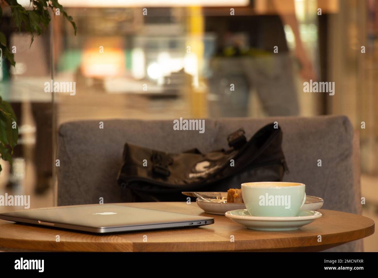 Ukraine Dnipro 15.07.2021 - Apple MacBook portable et une tasse de café sur la table dans un café sur une pause, travaillant à un ordinateur portable dans un café, ordinateur portable sur le t Banque D'Images